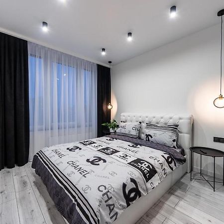 Seven: New Apartment with Designer Renovation on Dnipro Embankment Kyiv Exterior photo