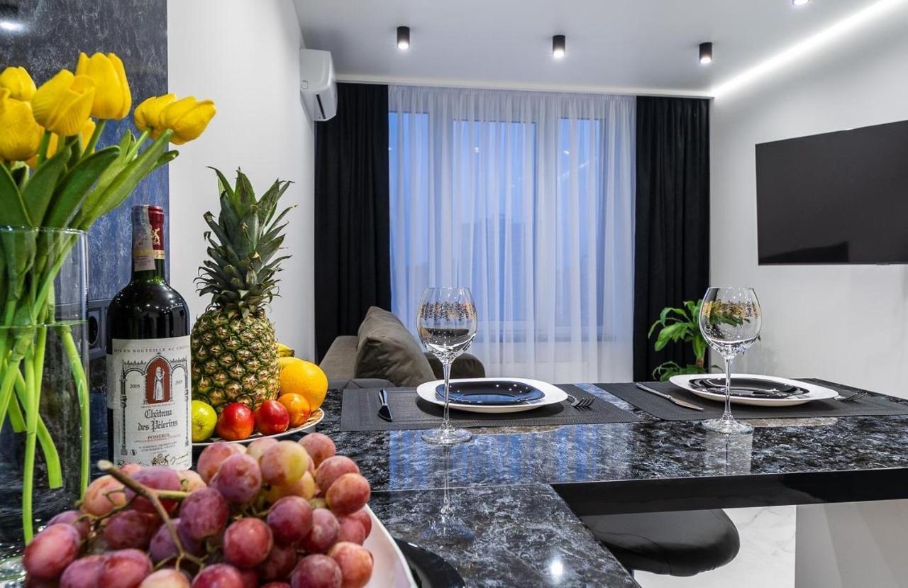 Seven: New Apartment with Designer Renovation on Dnipro Embankment Kyiv Exterior photo