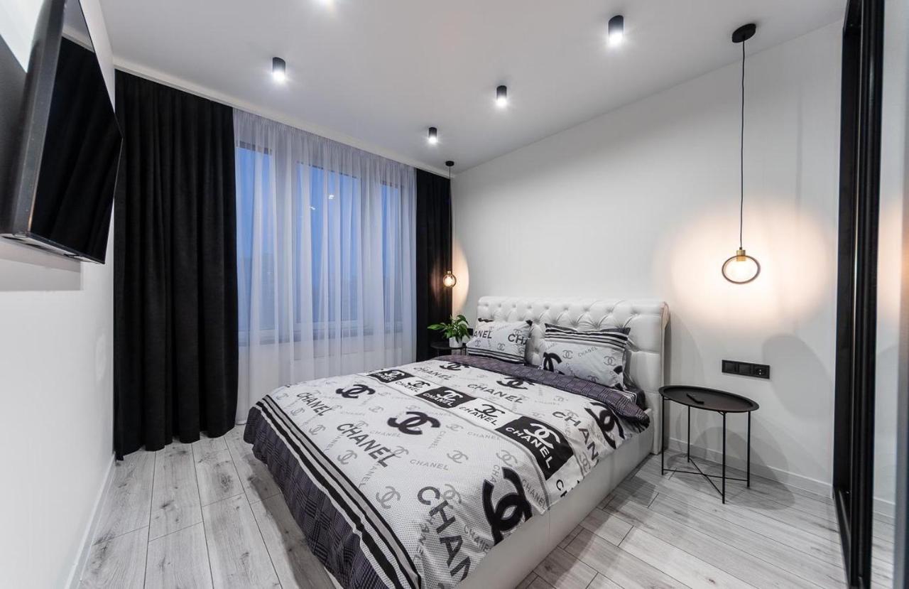 Seven: New Apartment with Designer Renovation on Dnipro Embankment Kyiv Exterior photo