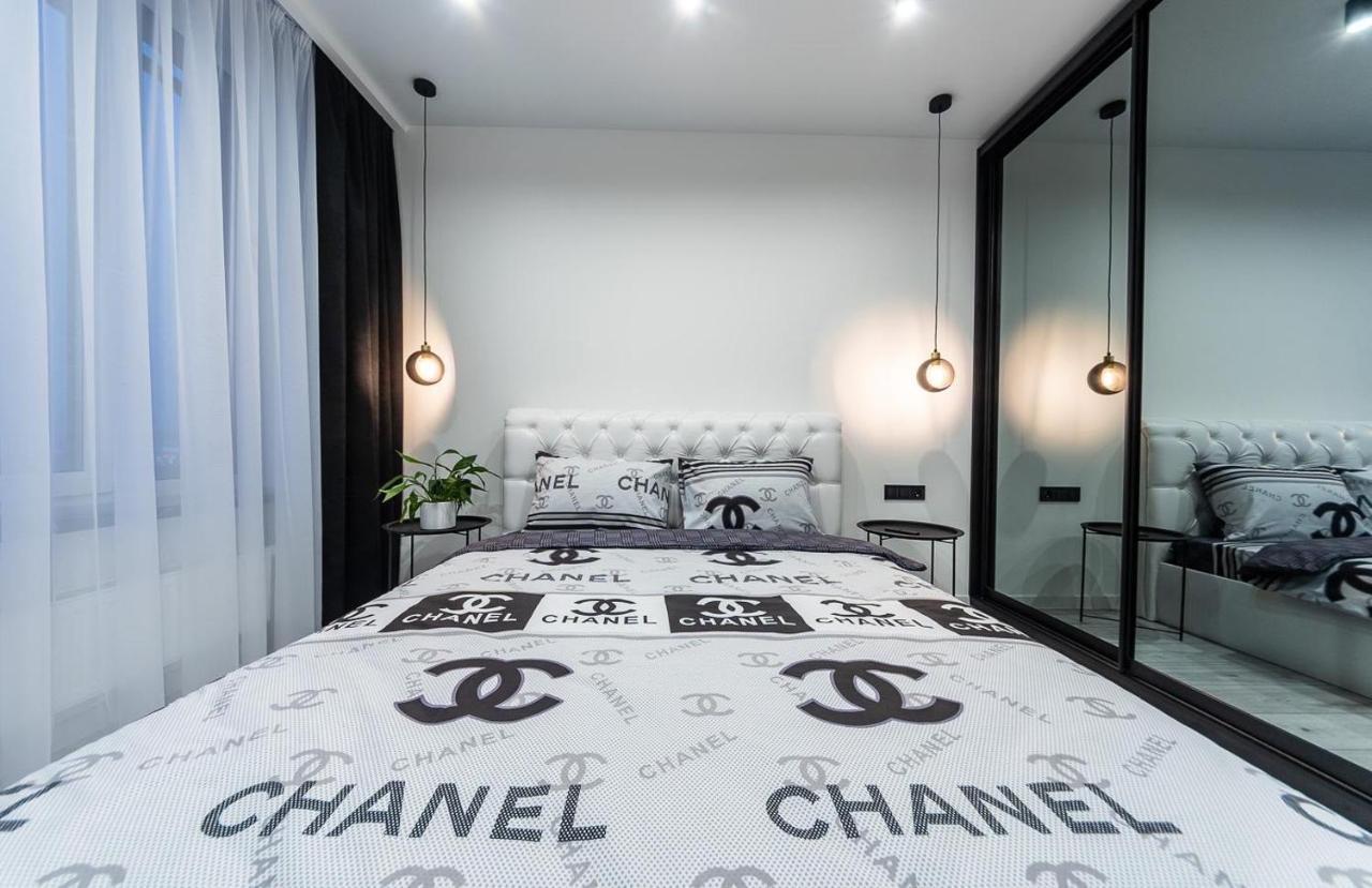 Seven: New Apartment with Designer Renovation on Dnipro Embankment Kyiv Exterior photo