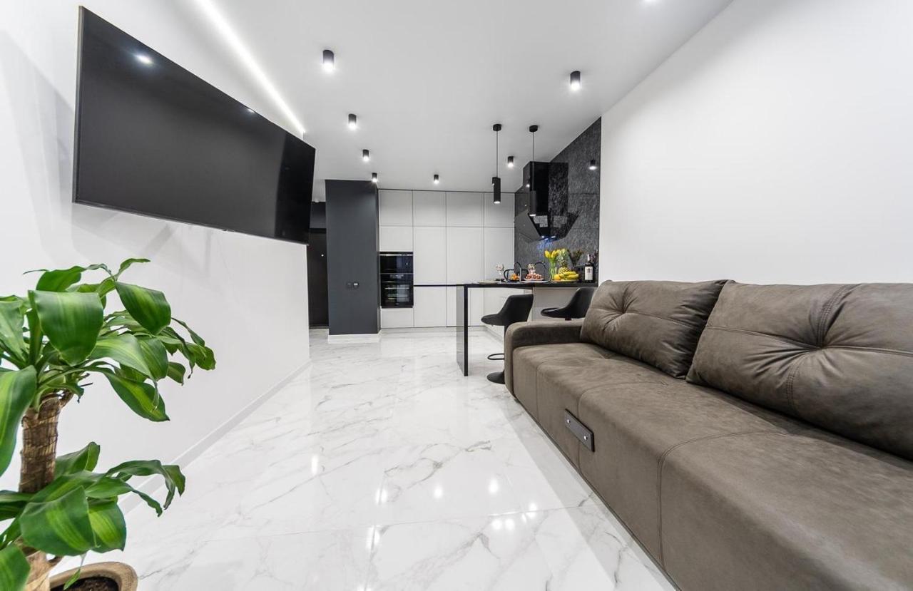 Seven: New Apartment with Designer Renovation on Dnipro Embankment Kyiv Exterior photo