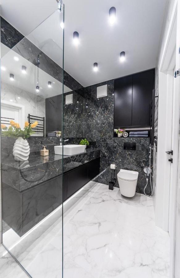 Seven: New Apartment with Designer Renovation on Dnipro Embankment Kyiv Exterior photo