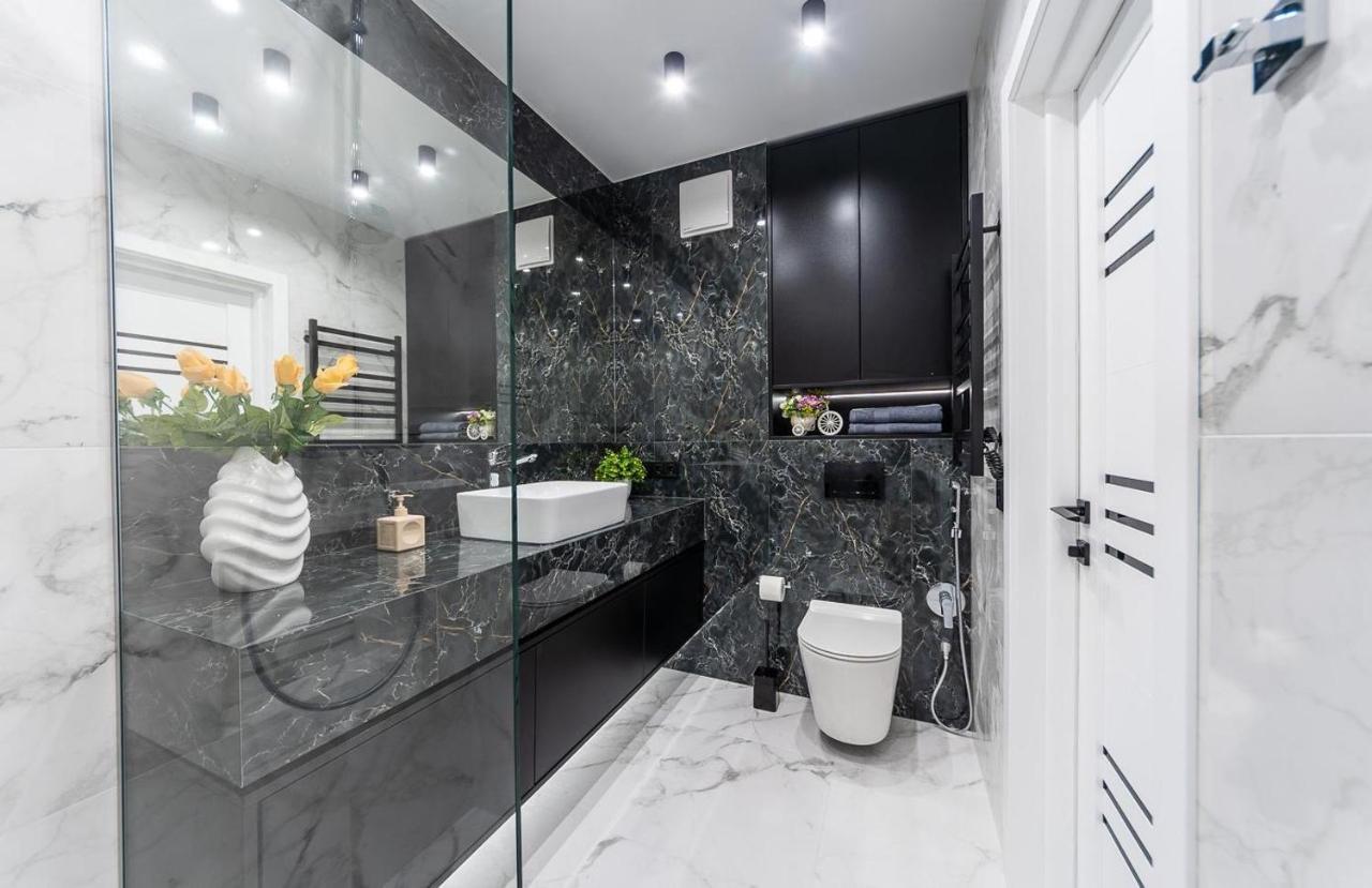 Seven: New Apartment with Designer Renovation on Dnipro Embankment Kyiv Exterior photo