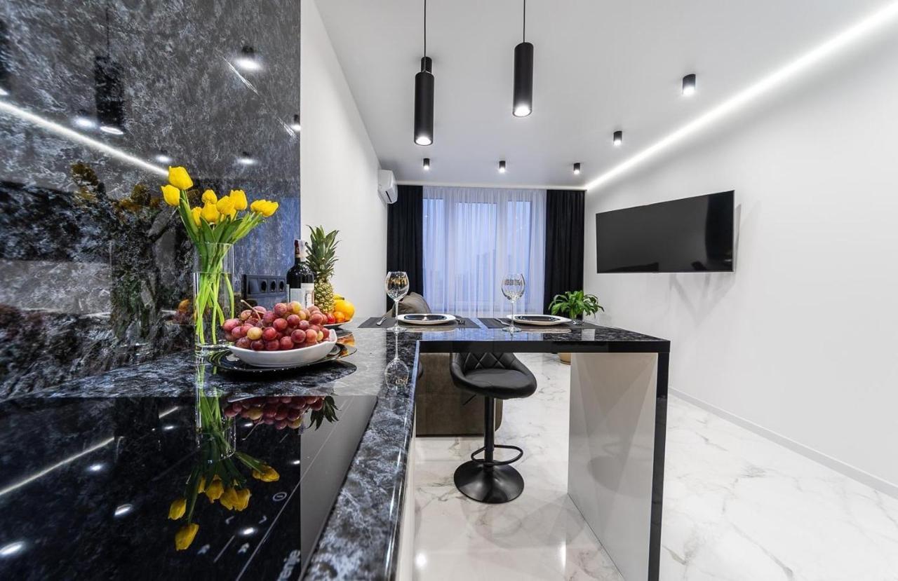 Seven: New Apartment with Designer Renovation on Dnipro Embankment Kyiv Exterior photo