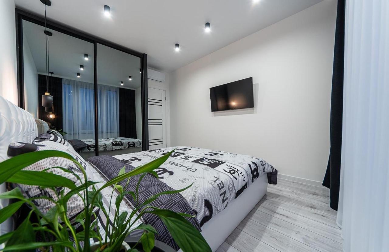Seven: New Apartment with Designer Renovation on Dnipro Embankment Kyiv Exterior photo